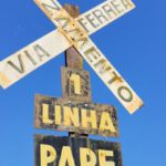 First Destination - Fotografia de um cruzamento de linha férrea