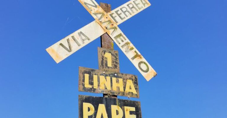 First Destination - Fotografia de um cruzamento de linha férrea